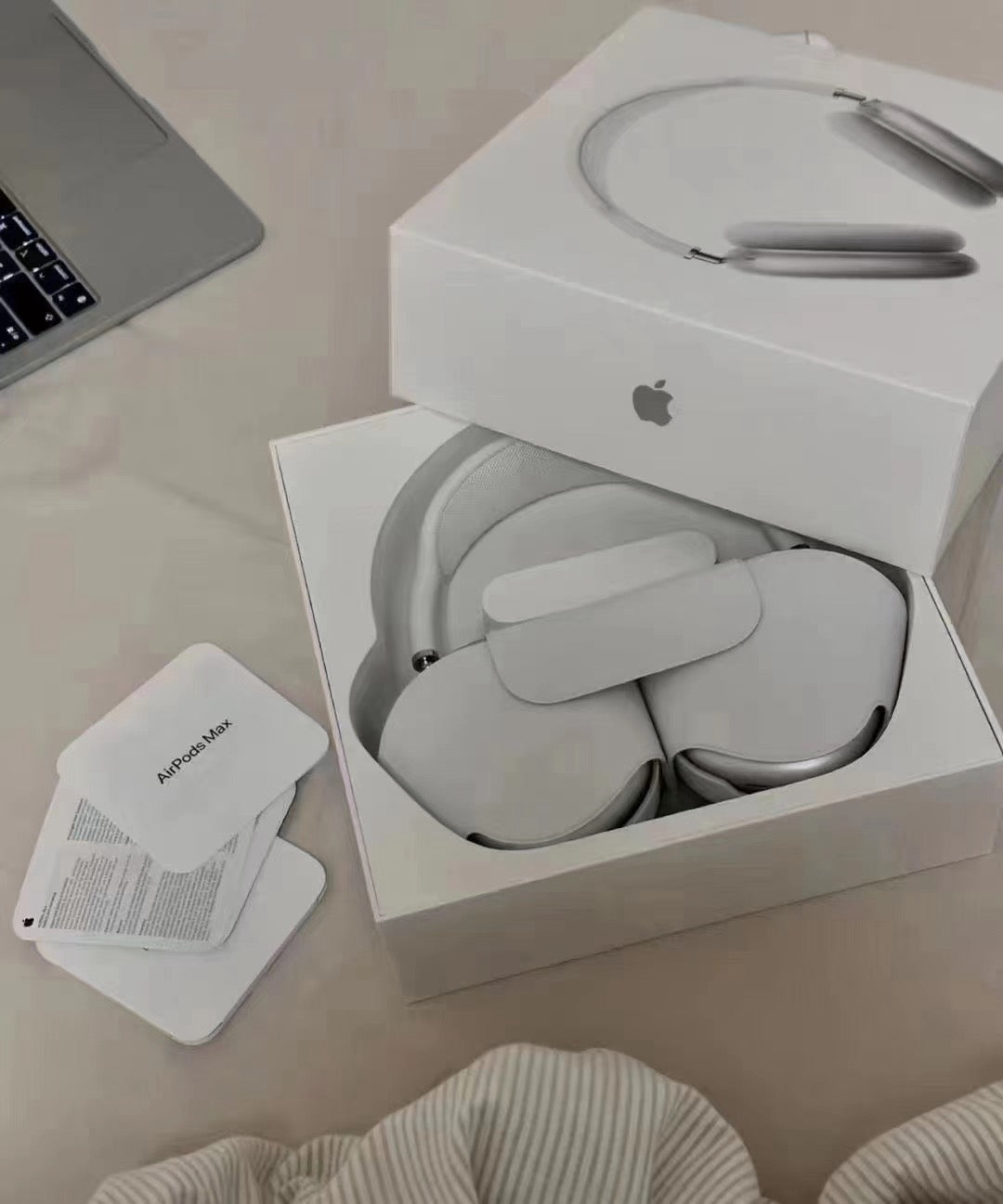 Apple AirPods maxs